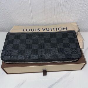 Louis Vuitton Wallet! LV Graphite Damier Zippy Wallet!